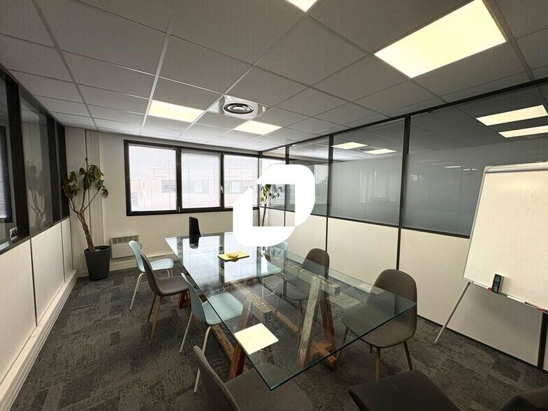 Office in Bron to rent - Interior Photo - Image 1 of 8