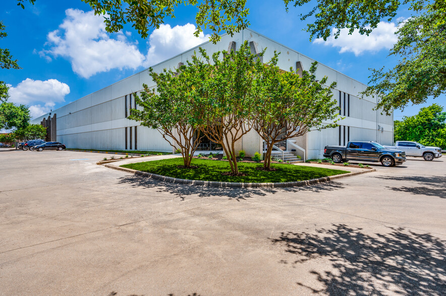 3200 Commander Dr, Carrollton, TX for rent - Building Photo - Image 3 of 4