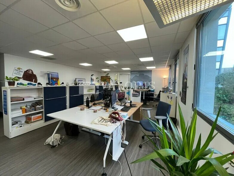 Office in Aix-en-Provence to rent - Building Photo - Image 2 of 8