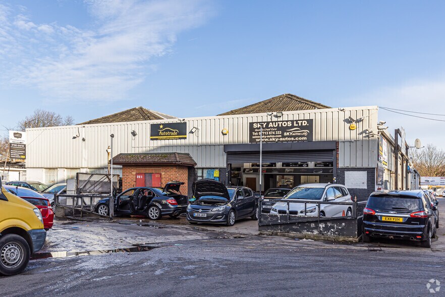 172-174 Brent Cres, London to rent - Building Photo - Image 2 of 4