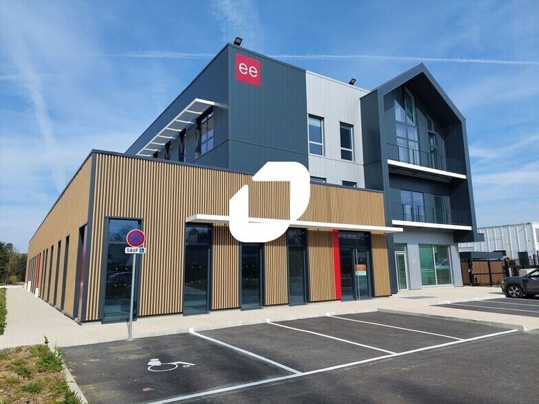 Office in Plaisir to rent - Building Photo - Image 2 of 15