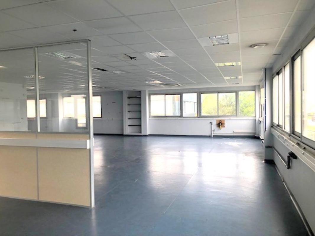Office in Les Clayes-sous-Bois to rent Building Photo- Image 1 of 11