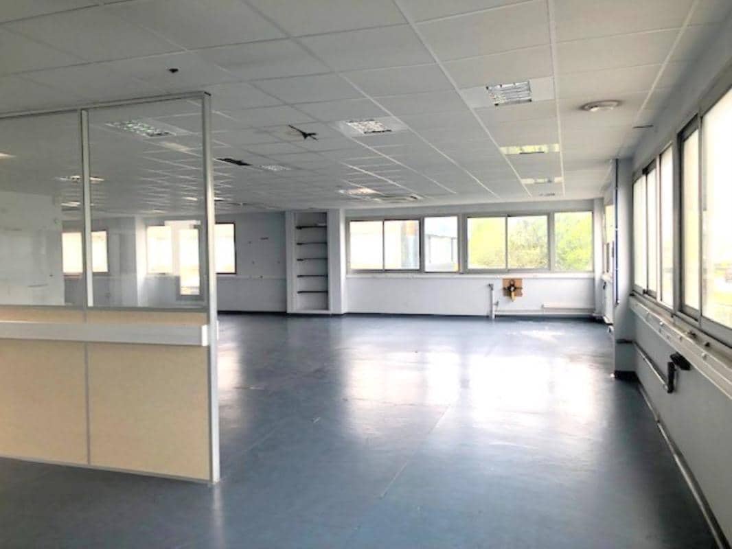 Office in Les Clayes-sous-Bois to rent Interior Photo- Image 1 of 11