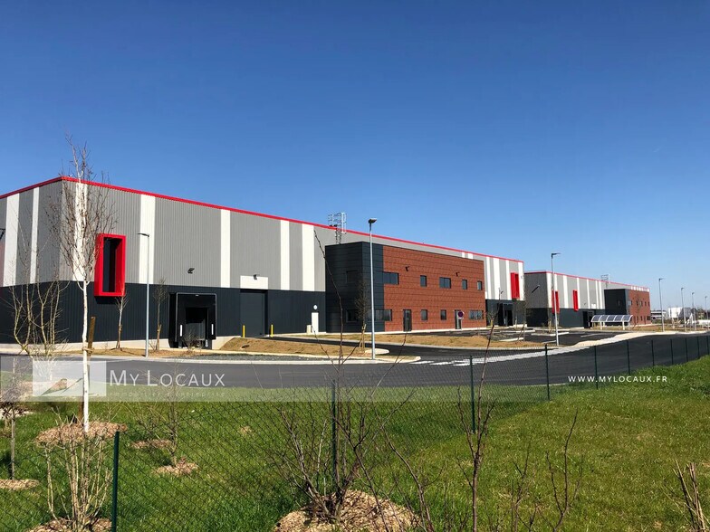 Industrial in Le Thillay to rent - Building Photo - Image 2 of 7