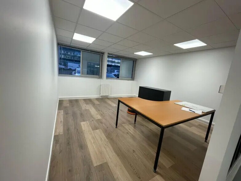 Light Industrial in Nanterre to rent - Interior Photo - Image 3 of 14