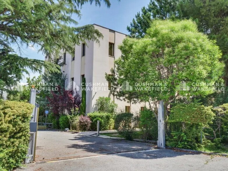 155 Rue Du Dirigeable, Aubagne to rent - Building Photo - Image 3 of 14