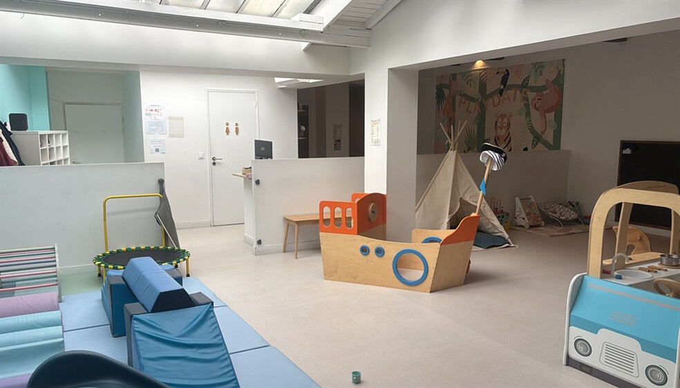 Retail in Levallois-Perret to rent - Interior Photo - Image 2 of 3