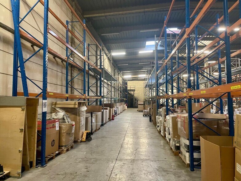 Light Industrial in Villeneuve-la-Garenne to rent - Interior Photo - Image 3 of 8