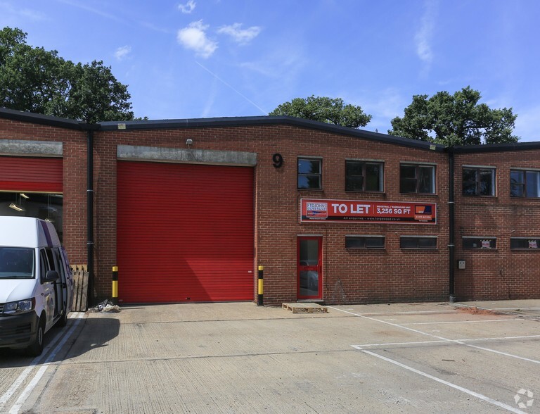 Gatwick Rd, Crawley for rent - Building Photo - Image 3 of 4