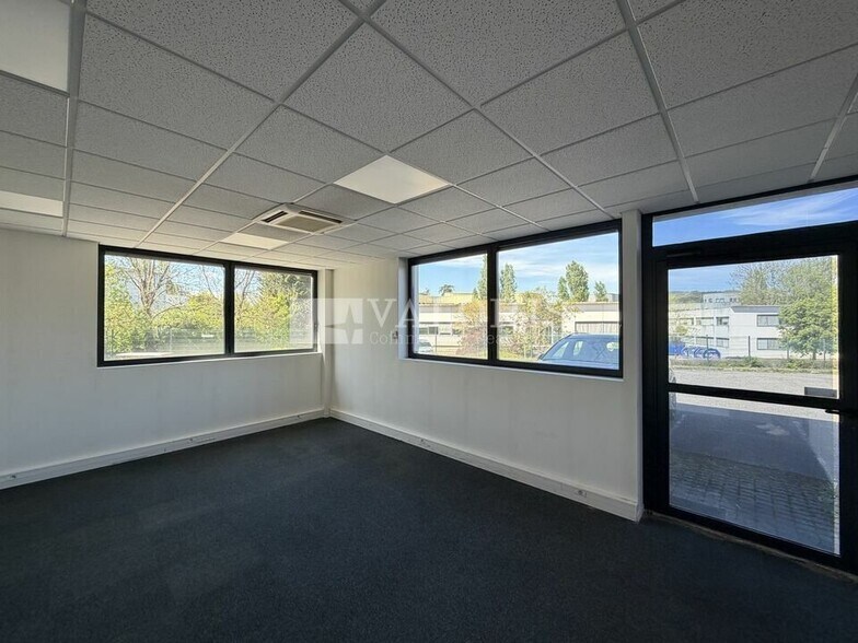 Office in CHAMPAGNE-AU-MONT-D'OR to rent - Interior Photo - Image 3 of 9