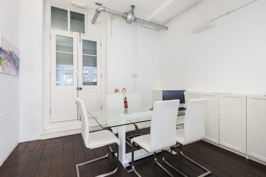 22-38 Shepherdess Walk, London to rent - Interior Photo - Image 3 of 18