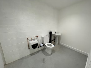 32 Burrington Way, Plymouth to rent Interior Photo- Image 2 of 5
