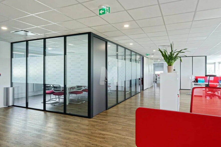 Light Industrial in Antony to rent - Building Photo - Image 3 of 10