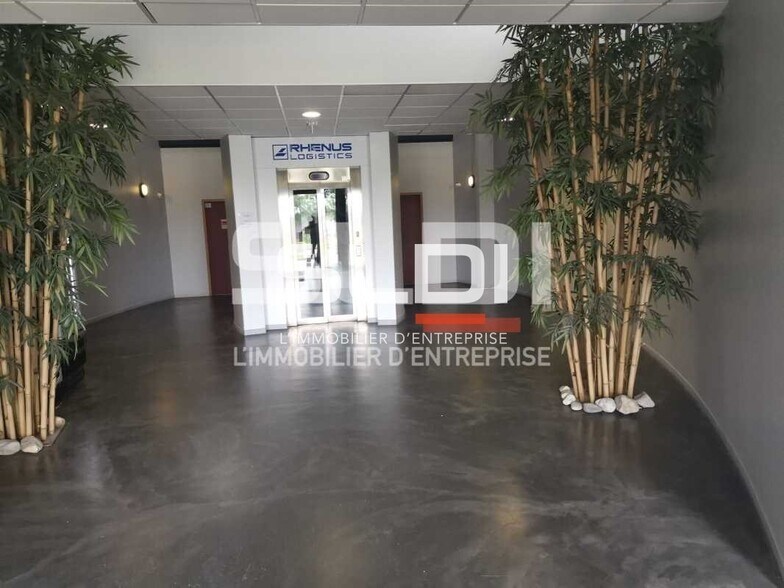 80 Rue Condorcet, Vaulx-Milieu to rent - Lobby - Image 1 of 7
