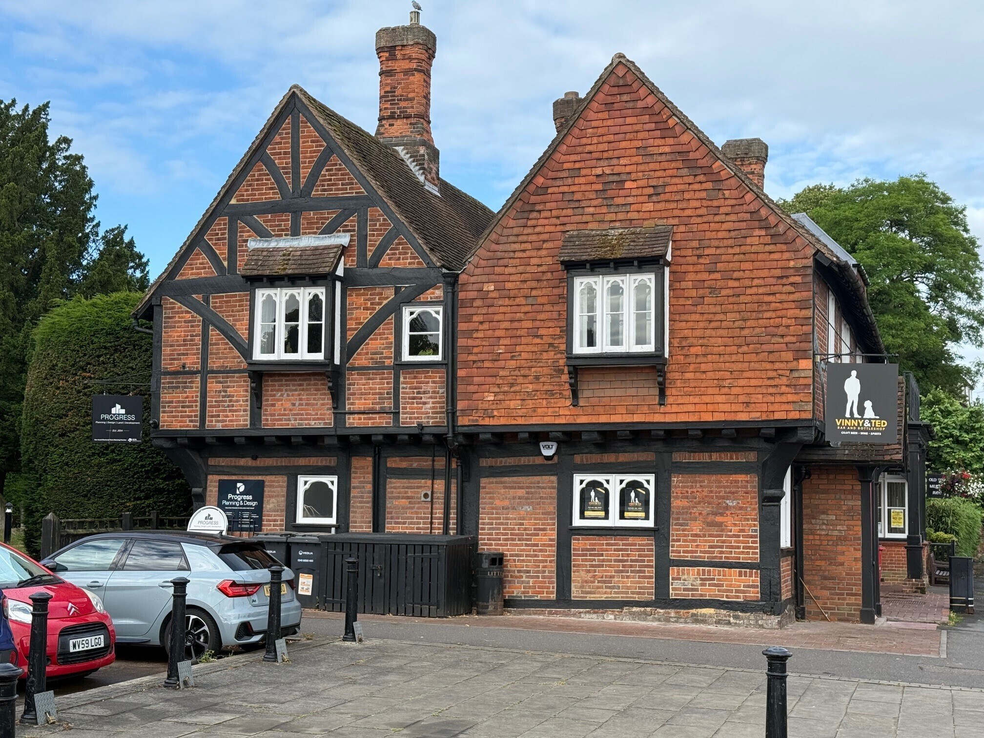 10-12 The Broadway, Beaconsfield to rent Building Photo- Image 1 of 9