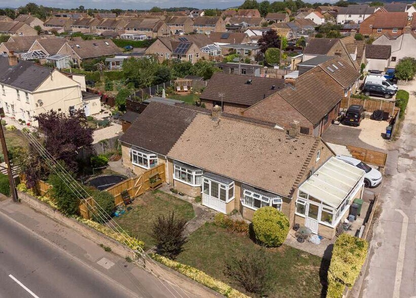 1 Bath Rd, Eastington for sale - Primary Photo - Image 1 of 18