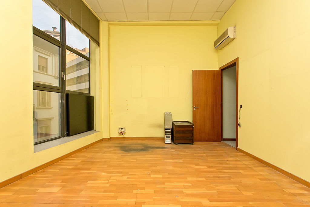 Manresa, BAR 08242 - Unit 1 - - Interior Photo - Image 1 of 33