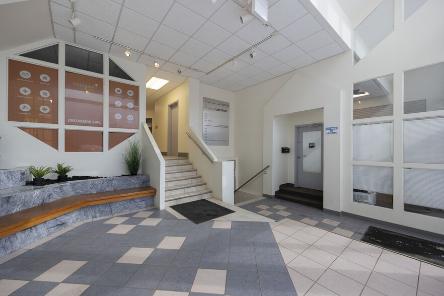 9908 Franklin Av, Fort McMurray, AB for rent - Lobby - Image 3 of 14