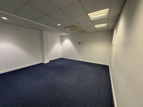 37 Greenham Business Park, Thatcham to rent Interior Photo- Image 2 of 4