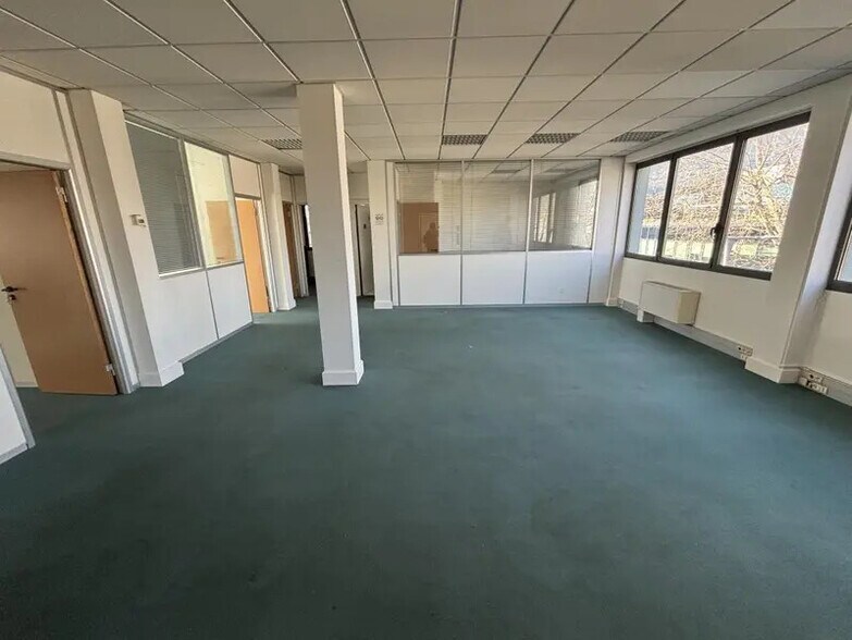 Office in Colombes to rent - Interior Photo - Image 1 of 4