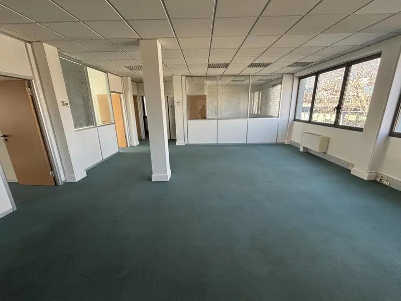 Office in Colombes to rent Interior Photo- Image 1 of 5