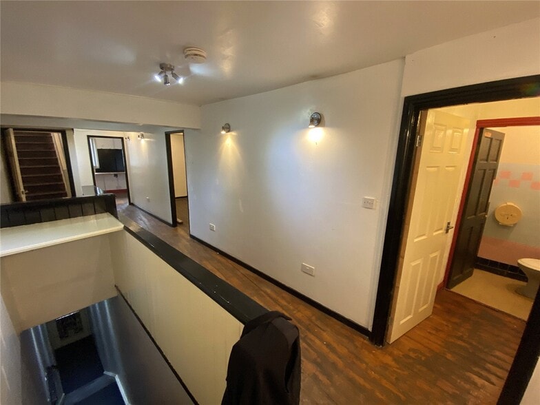 18-18A The Springs, Wakefield for sale - Interior Photo - Image 2 of 8