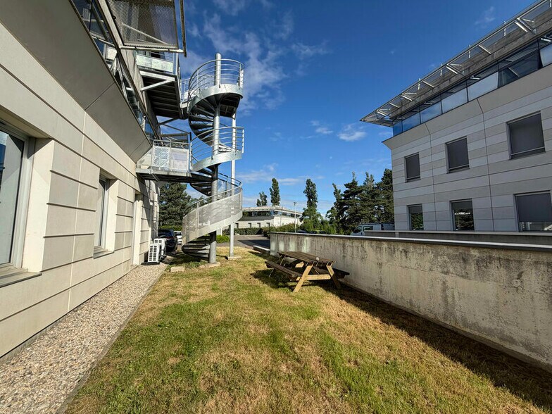6 Rue Edison, Bron for sale - Building Photo - Image 2 of 10