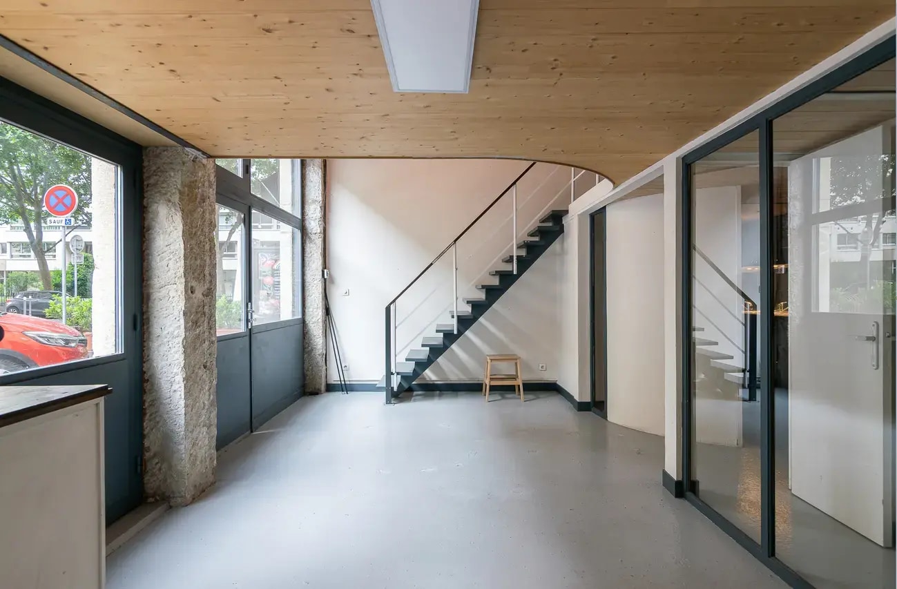 Retail in Lyon to rent Interior Photo- Image 1 of 8