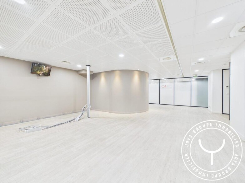 Office in Paris to rent - Interior Photo - Image 1 of 17