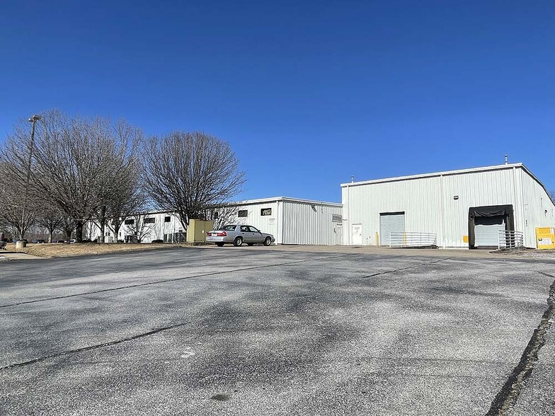 498 Industrial Dr, Bristol, TN for sale - Building Photo - Image 2 of 13