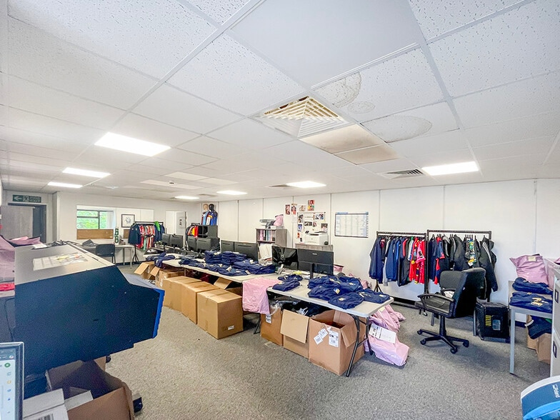 Dogflud Way, Farnham to rent - Interior Photo - Image 3 of 10