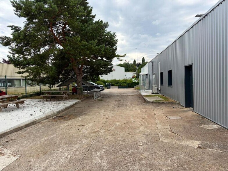 Light Industrial in Ecquevilly for sale - Building Photo - Image 2 of 12