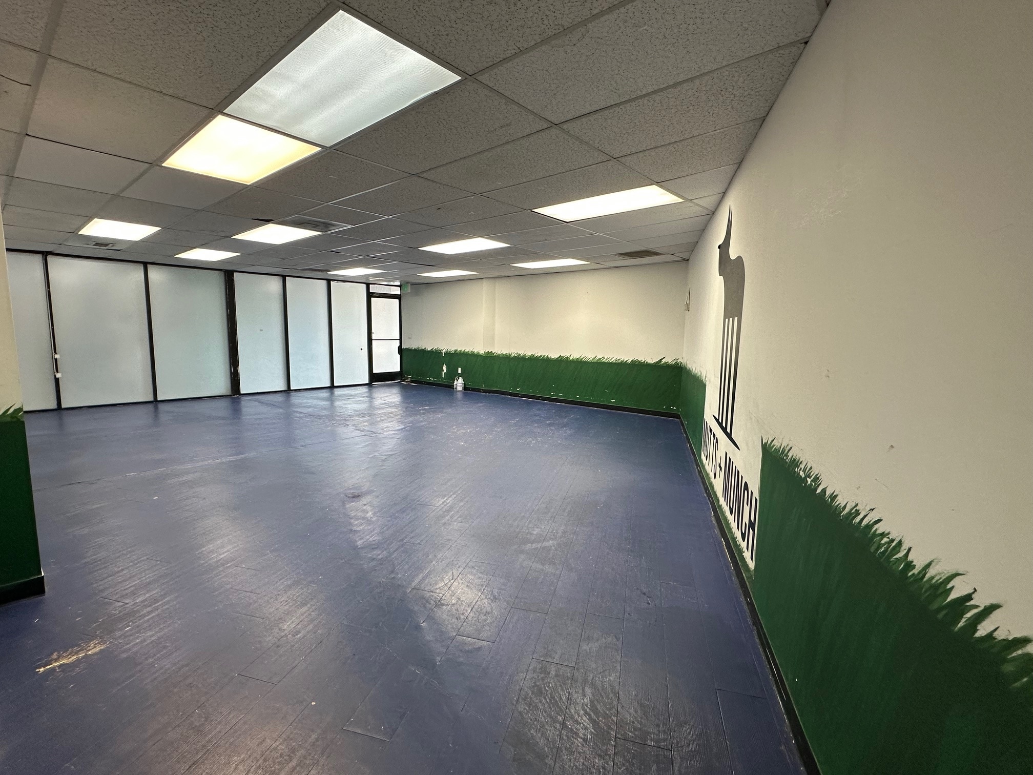 18607 Ventura Blvd, Tarzana, CA to rent Interior Photo- Image 1 of 2