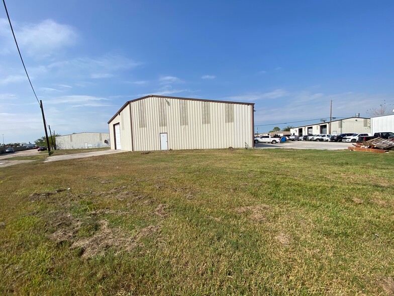 1401 Iowa St, South Houston, TX for rent - Building Photo - Image 3 of 7