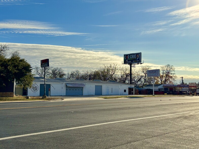 3414-3422 E Commerce St, San Antonio, TX for rent - Building Photo - Image 2 of 4