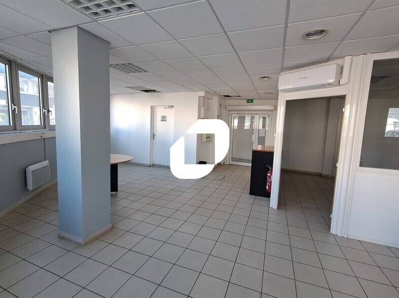 Light Industrial in Nanterre to rent - Interior Photo - Image 2 of 10