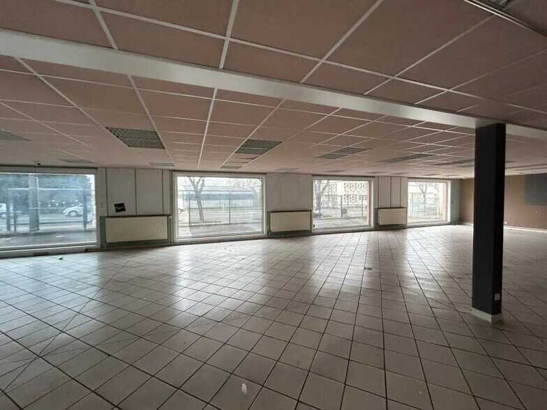Light Industrial in Saint-Quentin for sale - Building Photo - Image 3 of 8