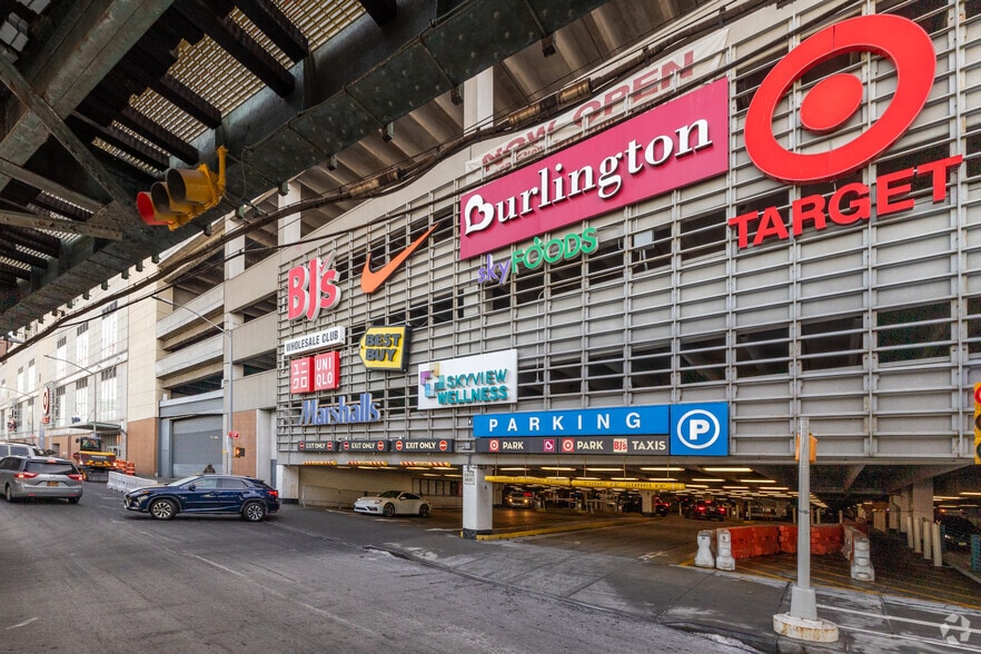 13107 40th Rd, Flushing, NY to rent - Building Photo - Image 2 of 9