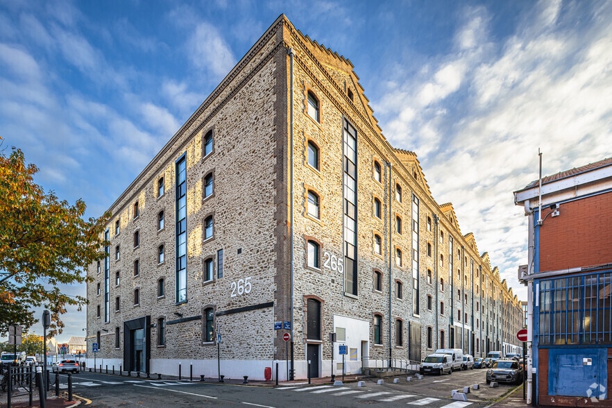 26 Avenue Des Chemins De Fer Industriels, Aubervilliers to rent - Building Photo - Image 3 of 4