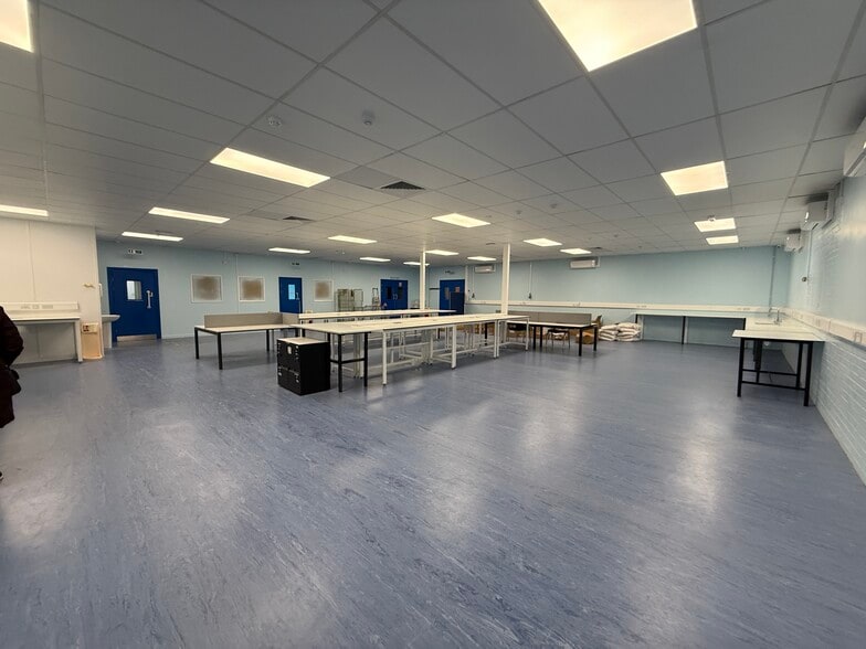 10-11 Station Clos, Potters Bar to rent - Building Photo - Image 3 of 11