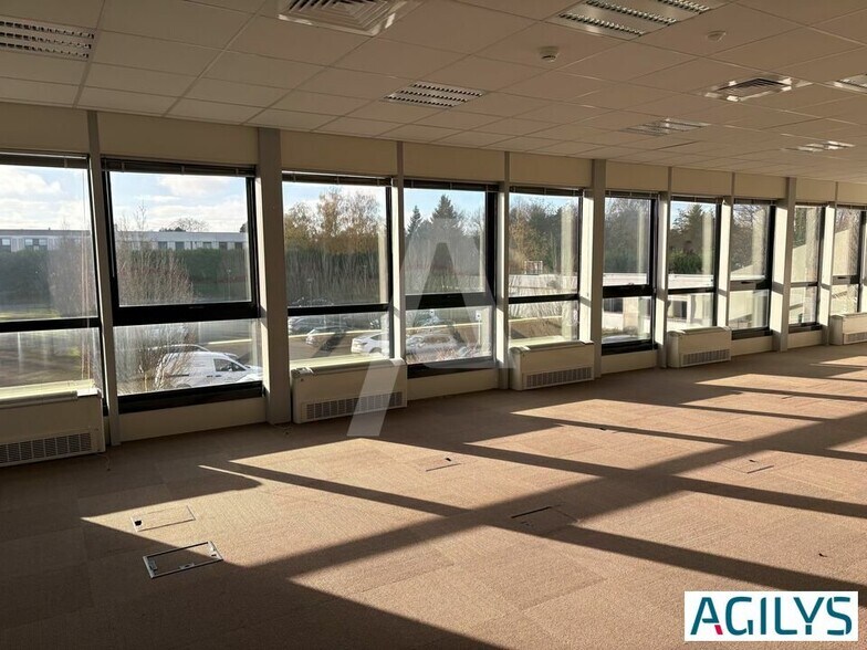 1 Avenue Du Pacifique, Les Ulis to rent - Interior Photo - Image 3 of 8