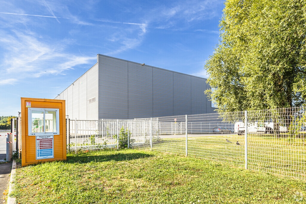 Location Entrepôt 9 456 m² - Photo 1