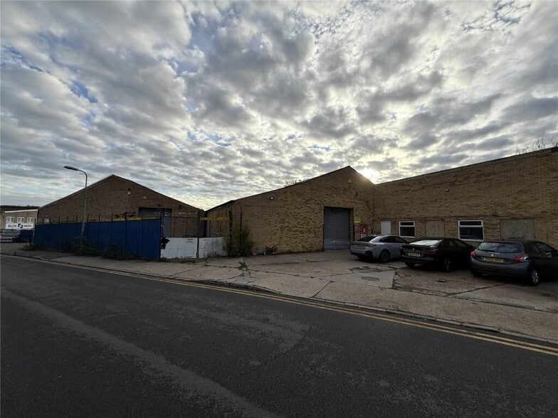 2 Driberg Way, Braintree to rent - Building Photo - Image 2 of 15