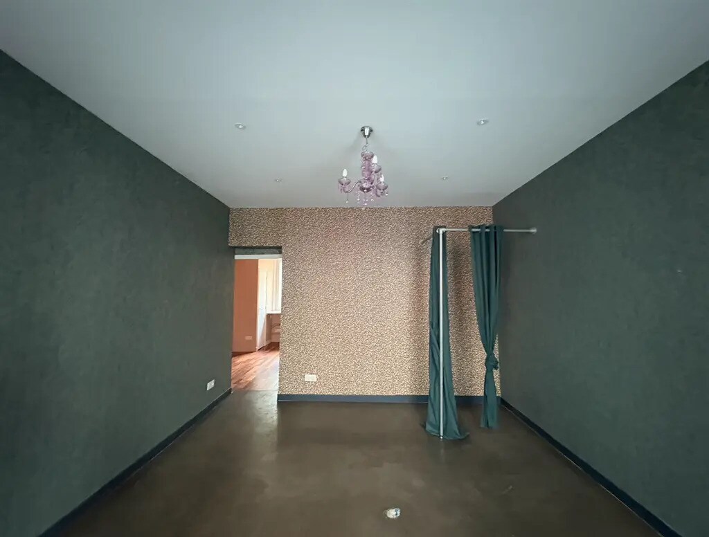 Light Industrial in Paris to rent Building Photo- Image 1 of 6