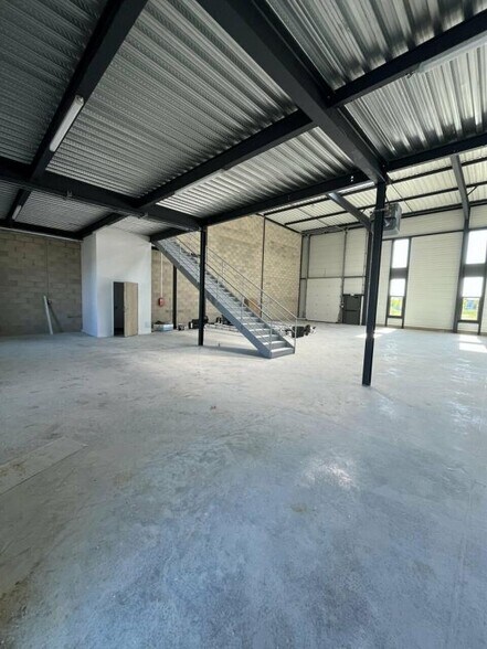 Light Industrial in Serris to rent - Interior Photo - Image 2 of 4