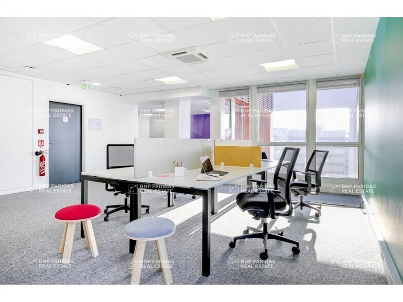 6 Avenue Gustave Eiffel, Montigny-le-Bretonneux to rent - Interior Photo - Image 3 of 11