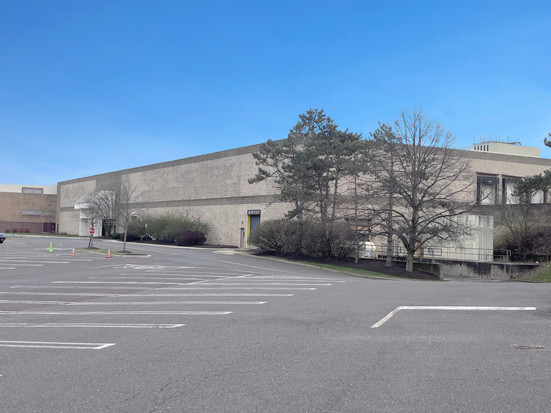 600 Montgomery Mall, North Wales, PA for rent - Building Photo - Image 3 of 5