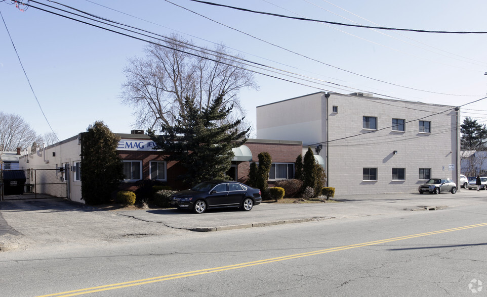 838 Dyer Ave, Cranston, RI for rent - Primary Photo - Image 1 of 17