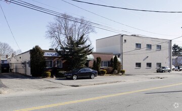 838 Dyer Ave, Cranston, RI for rent Primary Photo- Image 1 of 18