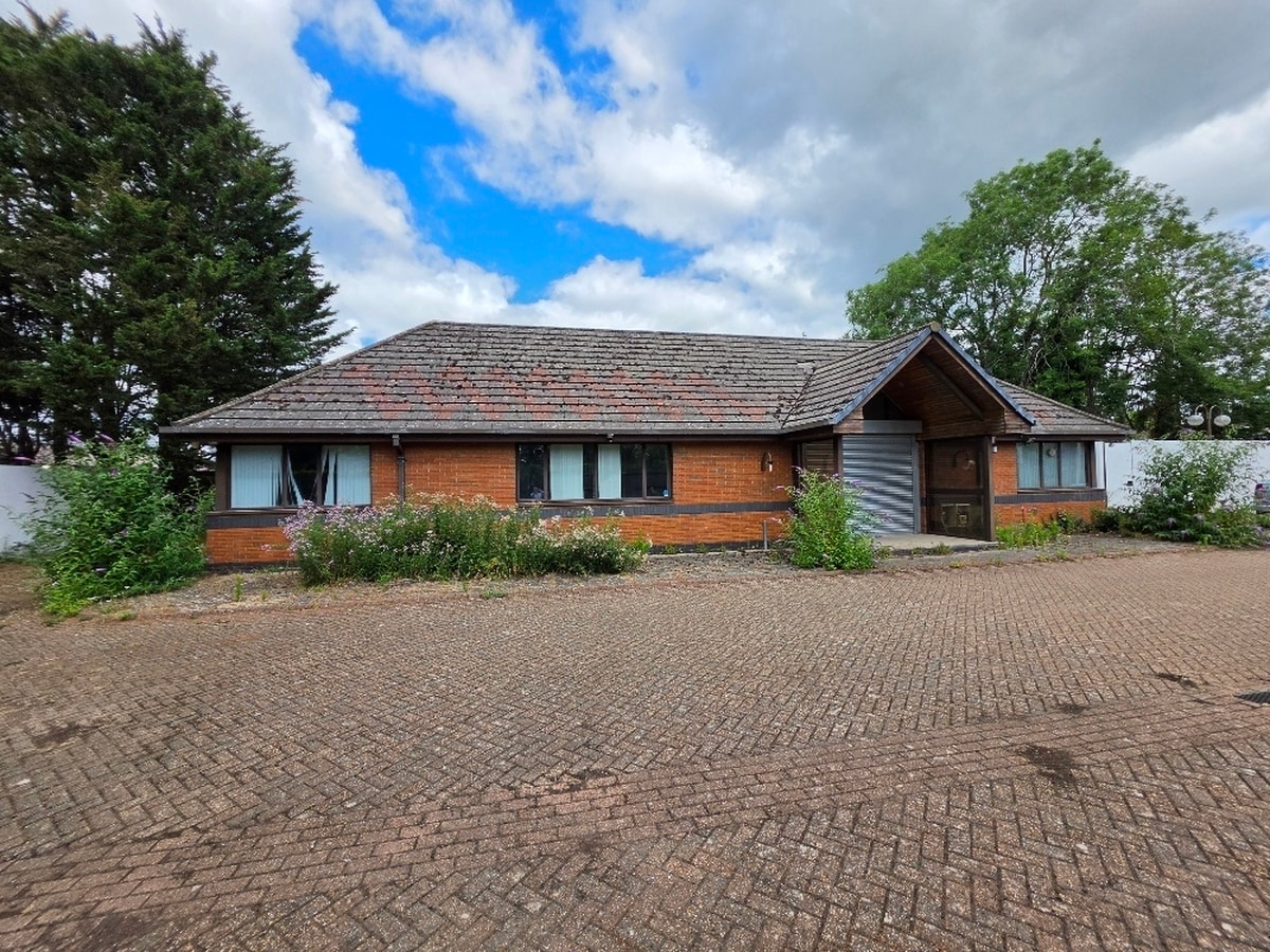 1 Oxford Rd, Uxbridge to rent Building Photo- Image 1 of 6